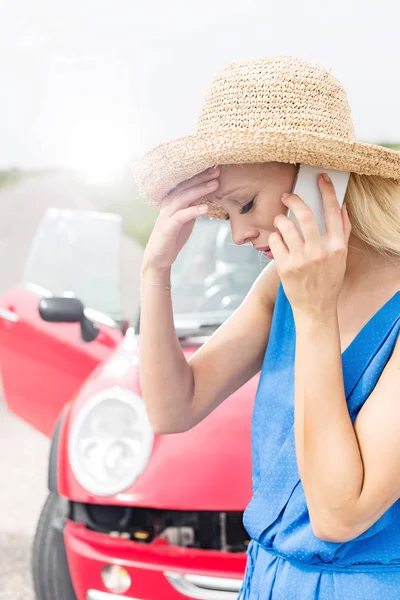 Kvinna med mobiltelefon — Stockfoto