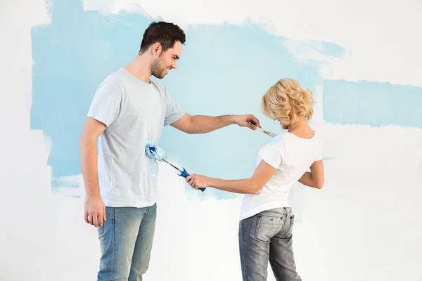 Brincalhão casal pintando uns aos outros — Fotografia de Stock