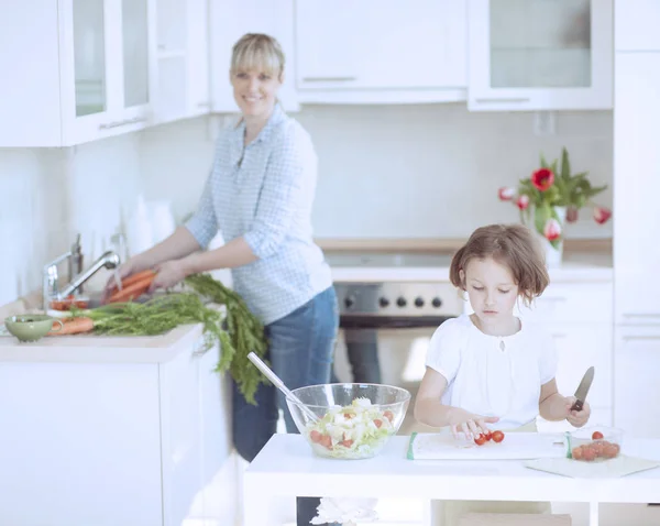 Mor och dotter förbereder hälsosam måltid — Stockfoto