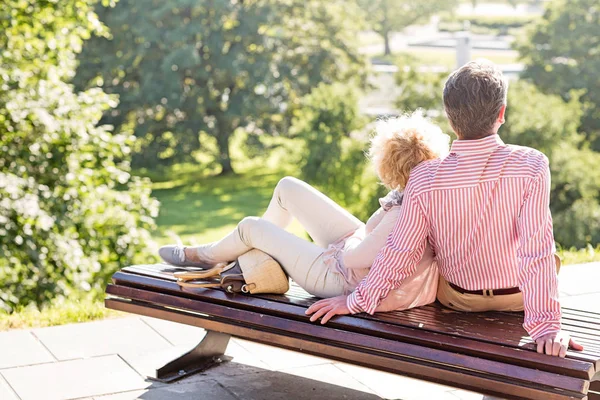 Par avkopplande på parkbänk — Stockfoto