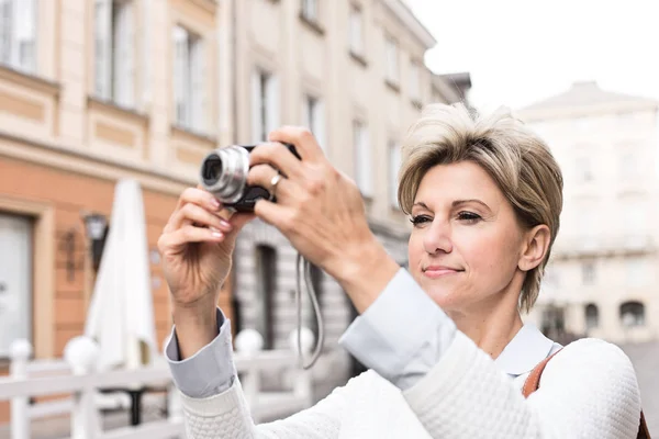 Mulher fotografando através de câmera digital — Fotografia de Stock