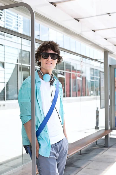 Zelfverzekerde man te wachten op bus stop — Stockfoto