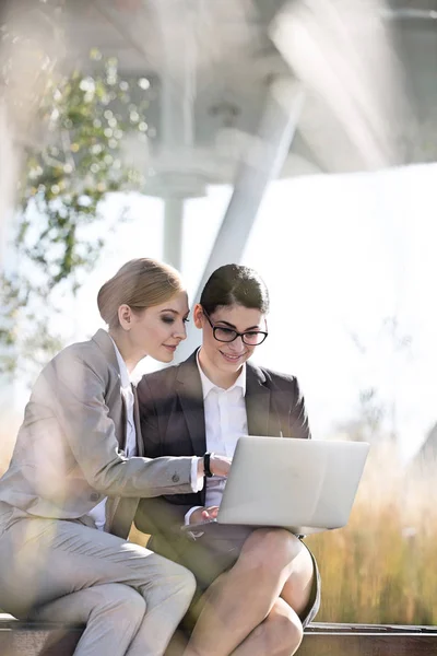 Zufriedene Geschäftsfrauen mit Laptop — Stockfoto