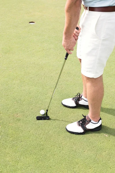 Man spelar golf på kursen — Stockfoto