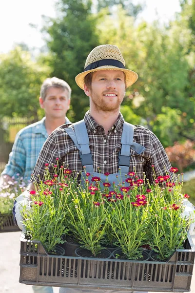 Gärtner tragen Blumentöpfe — Stockfoto