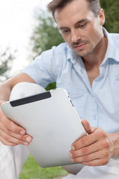 Homem usando tablet digital — Fotografia de Stock