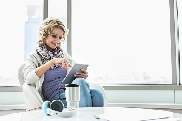 Mujer de negocios que utiliza la tableta PC — Foto de Stock