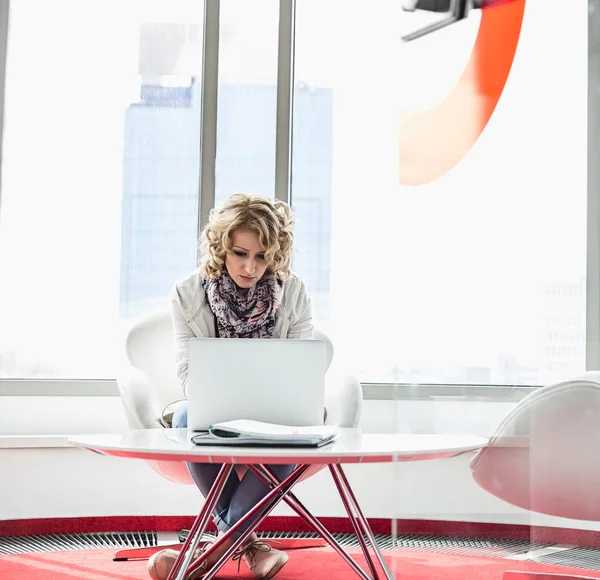 Donna d'affari utilizzando il computer portatile — Foto Stock