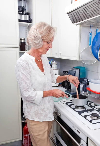 Mujer mayor cocinando —  Fotos de Stock