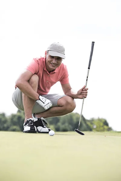 Mężczyzna w średnim wieku na pole golfowe — Zdjęcie stockowe
