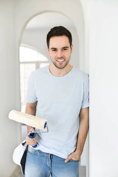 Homem segurando rolo de pintura — Fotografia de Stock