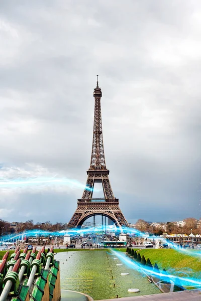 Ronda de luzes contra a Torre Eiffel — Fotografia de Stock