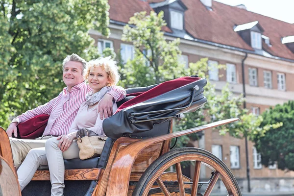 Couple sitting in horse cart — Stock Photo, Image