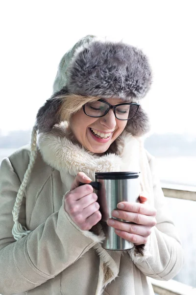 Vrouw met geïsoleerde drankje container — Stockfoto