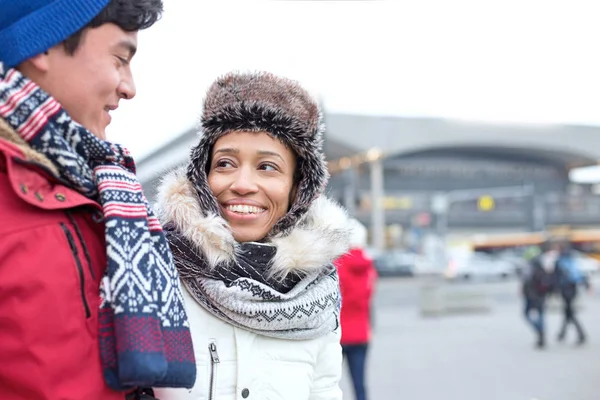 Couple parlant tout en marchant en ville — Photo