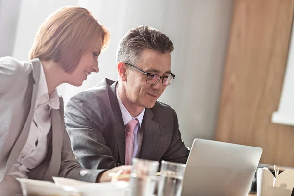 Empresário e empresária discutindo — Fotografia de Stock