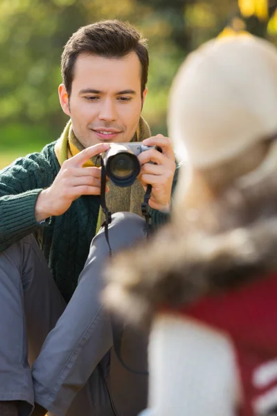 Man fotograferar kvinna — Stockfoto