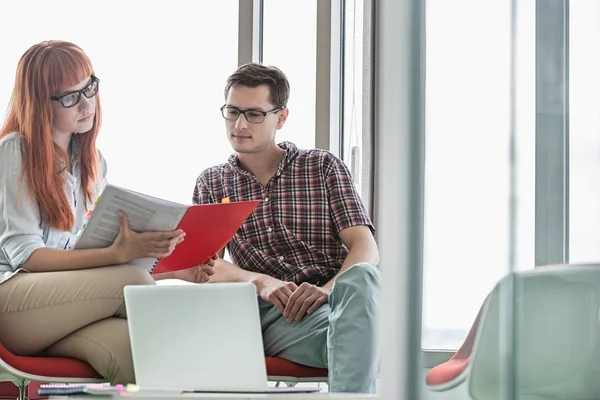 Colegas creativas leyendo archivo — Foto de Stock