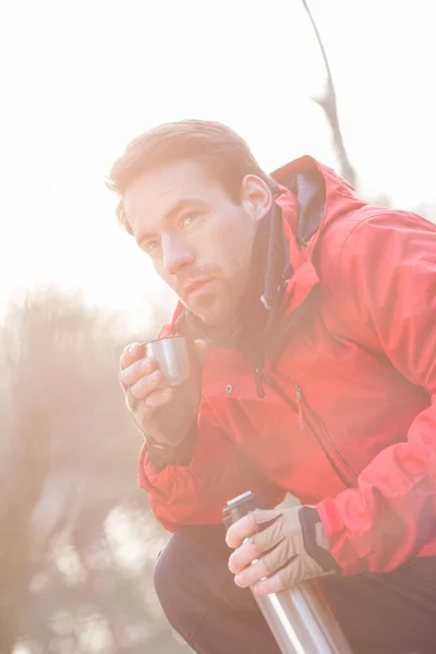 Escursionista che prende un caffè nella foresta — Foto Stock