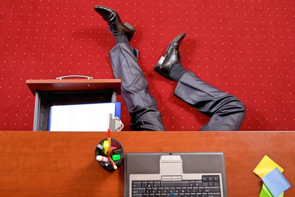 Homme d'affaires couché dans le bureau — Photo