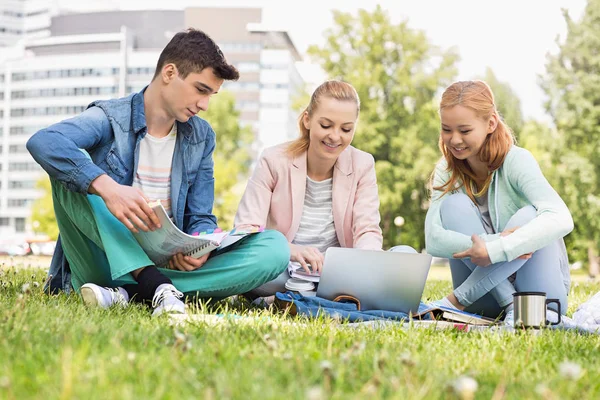 Studenti che studiano nel campus — Foto Stock