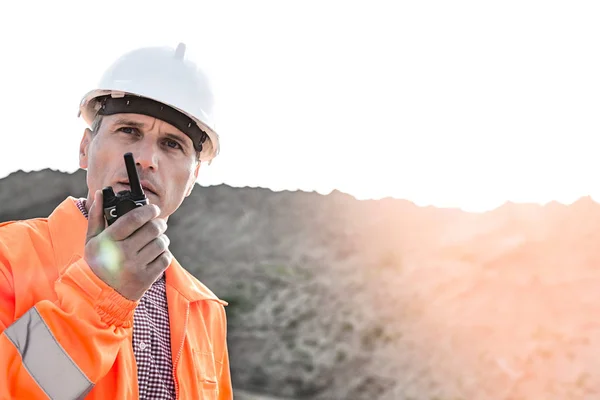 Supervisore fiducioso utilizzando walkie-talkie — Foto Stock