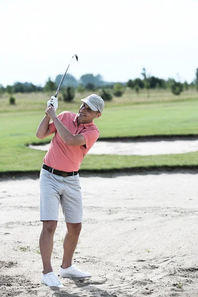 Hombre de mediana edad en el campo de golf — Foto de Stock