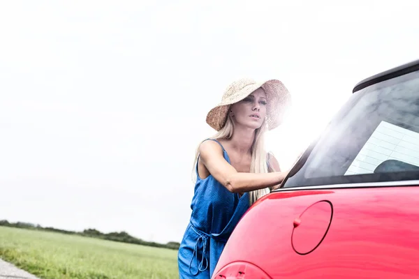 Žena podnikavý porouchaný auta — Stock fotografie
