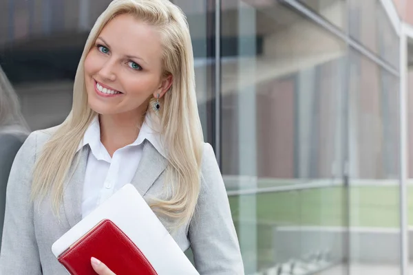 Mooie zakenvrouw met organizer — Stockfoto