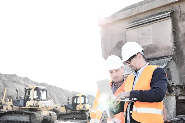 Ingenieurs met behulp van laptop op bouwplaats — Stockfoto