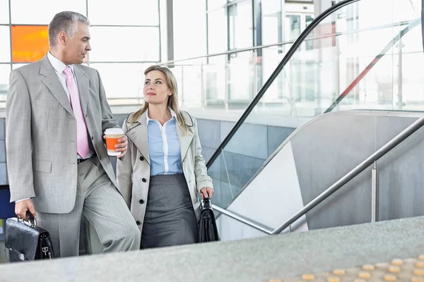 Businessman conversing with female colleague — Stock Photo, Image