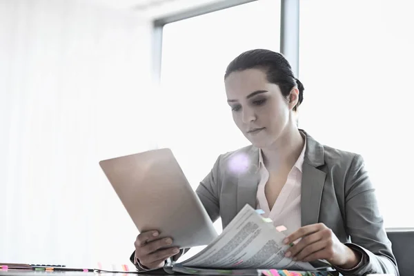 Junge Geschäftsfrau mit Tablet-PC — Stockfoto