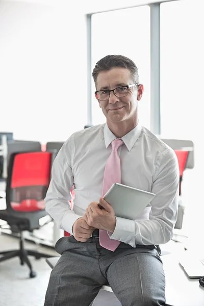 Selbstbewusster Geschäftsmann mit Tablet-PC — Stockfoto