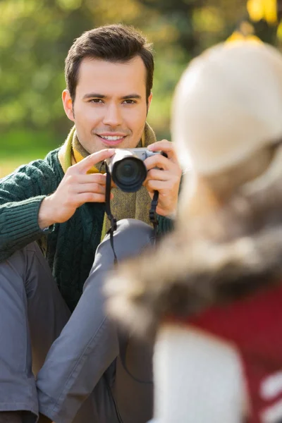 Man photographing woman in park — Stock Photo, Image
