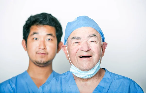 Cirurgião sénior e jovem médico — Fotografia de Stock