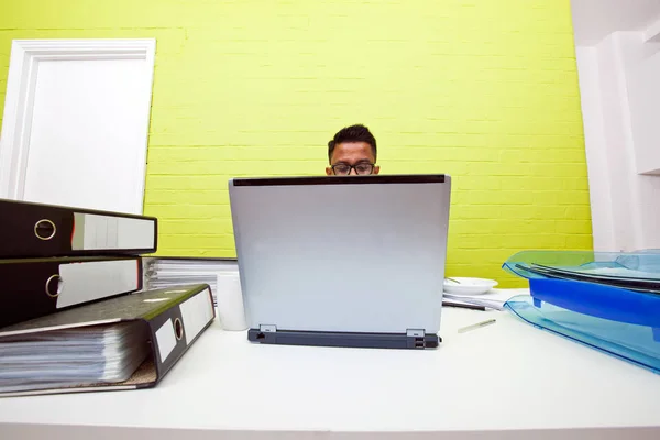 Hombre asomándose sobre el ordenador portátil — Foto de Stock