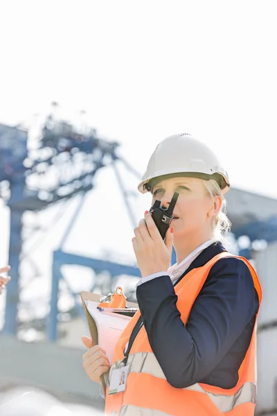 Engenheira feminina usando walkie-talkie — Fotografia de Stock