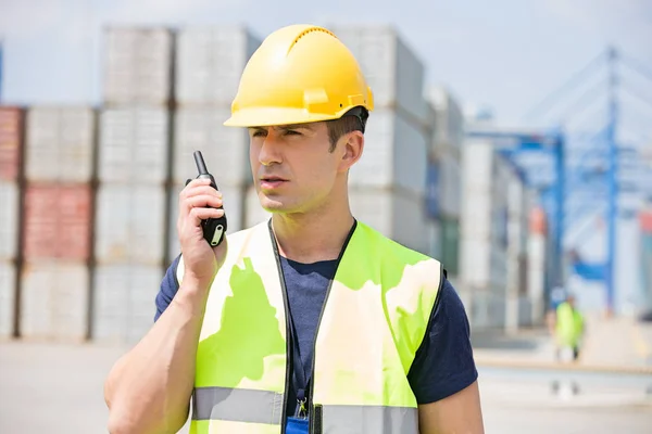 Uomo che utilizza walkie-talkie — Foto Stock