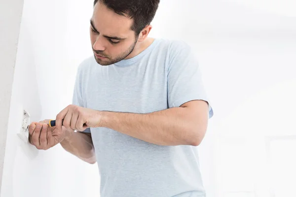 Hombre trabajando en toma de corriente — Foto de Stock