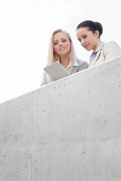 Geschäftsfrauen nutzen digitales Tablet — Stockfoto