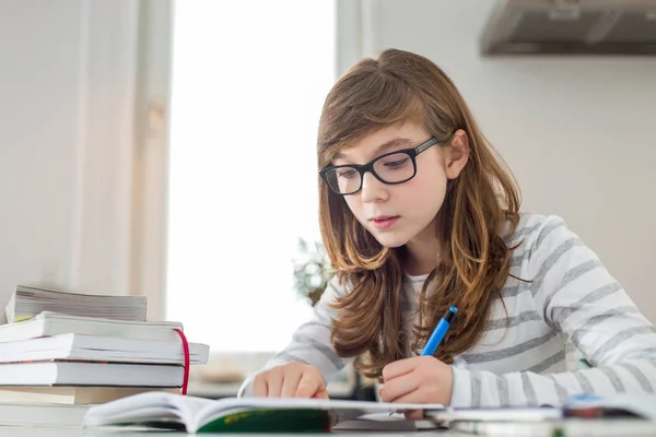 Adolescente chica haciendo tarea —  Fotos de Stock