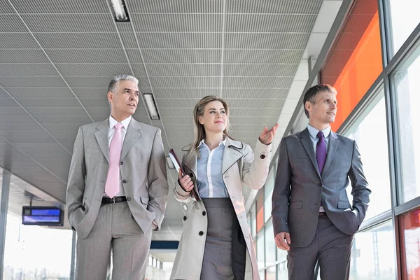 Business people discussing while walking — Stock Photo, Image