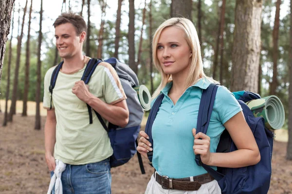 Mulher com homem trekking na floresta — Fotografia de Stock