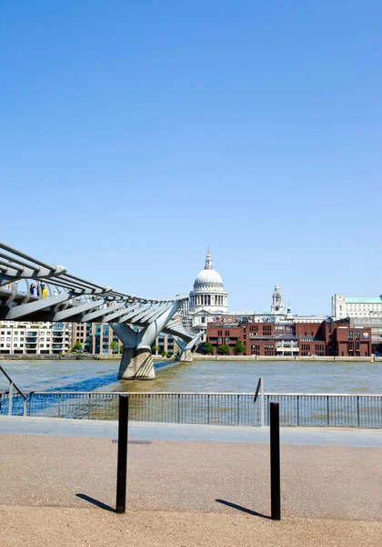 Londra 'daki Milenyum Köprüsü — Stok fotoğraf