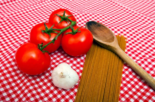 Spaghetti with Garlic and Tomatoes — Stock Photo, Image