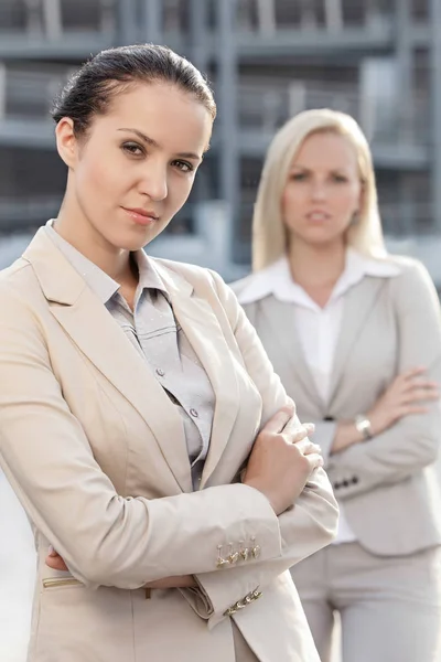 Businesswomen standing arms crossed — Stock Photo, Image