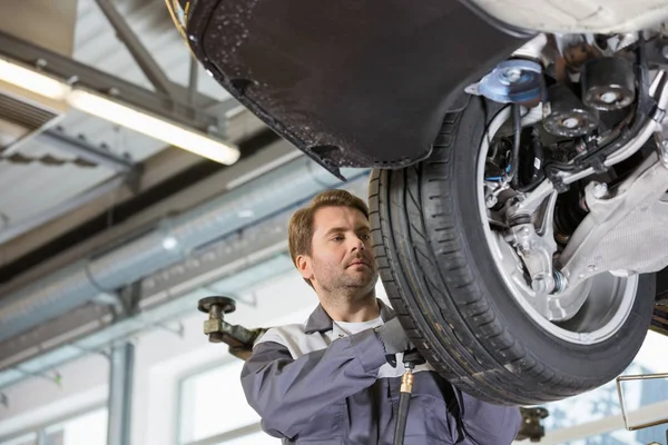 Teknikern reparerar bilens hjul — Stockfoto