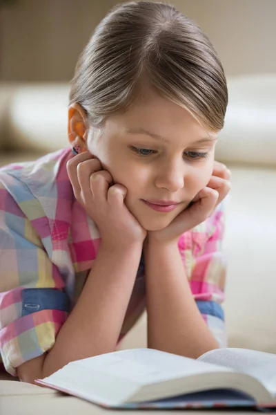 Schattig meisje lezen boek — Stockfoto