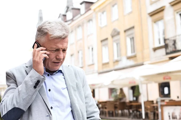 Homem de meia-idade usando telefone celular — Fotografia de Stock