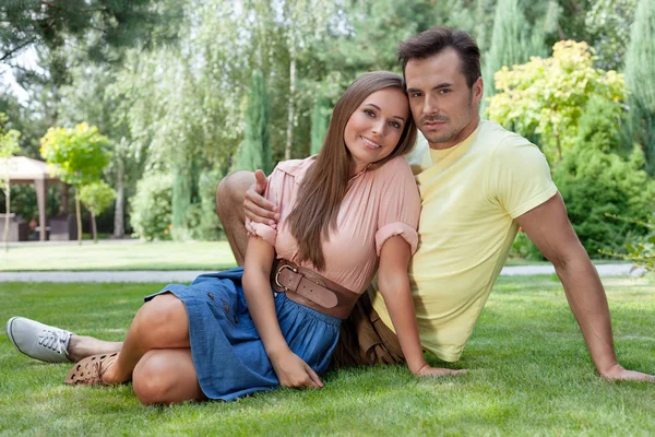 Pareja relajándose en la hierba en el parque — Foto de Stock